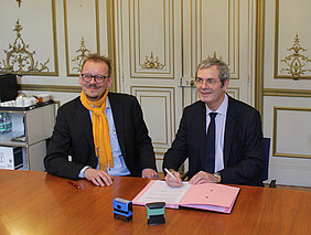 Philippe Allouche, Generaldirektor der FMS, und Klaus Oschema, Direktor des DHIP unterschreiben den Kooperationsvertrag im Salon des DHIP