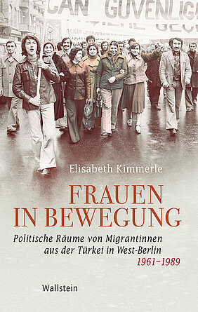 Cover des Buches "Frauen in Bewegung. Politische Räume von Migrantinnen aus der Türkei in West-Berlin 1961–1989" von Elisabeth Kimmerle. Das Cover ziert ein Sepia Foto auf dem Menschen bei einer Demonstration zu sehen sind.